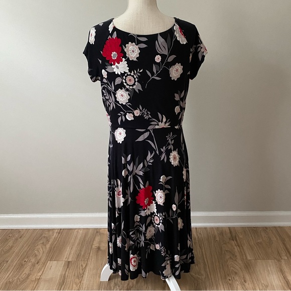 Dark Floral Short Sleeve Dress - Picture 5 of 9